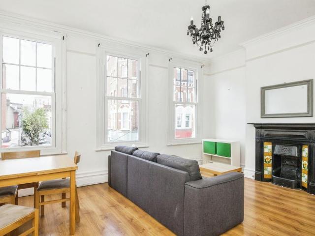 St Johns Road, London, SW11 2 bed flat to rent £2,300 pcm £531 pw