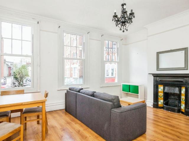 St Johns Road, London SW11, 2 bed flat to rent, £2,300 pcm | PrimeLocation
