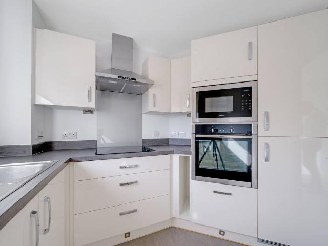 St. Johns Road, Tunbridge Wells TN4, 2 bed flat to rent, £4,900 pcm | PrimeLocation
