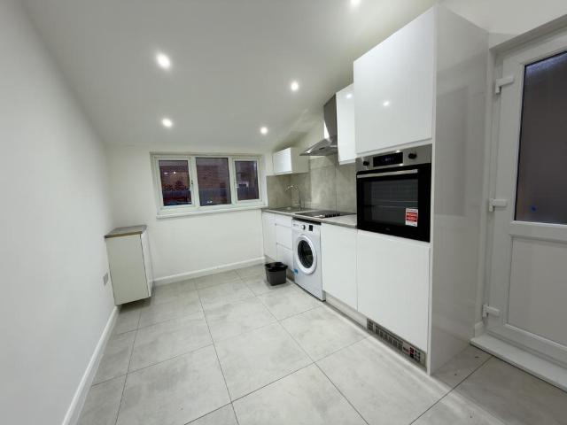 St. Johns Road, Watford WD17 2 bed ground floor maisonette to rent £1,750 pcm £404 pw