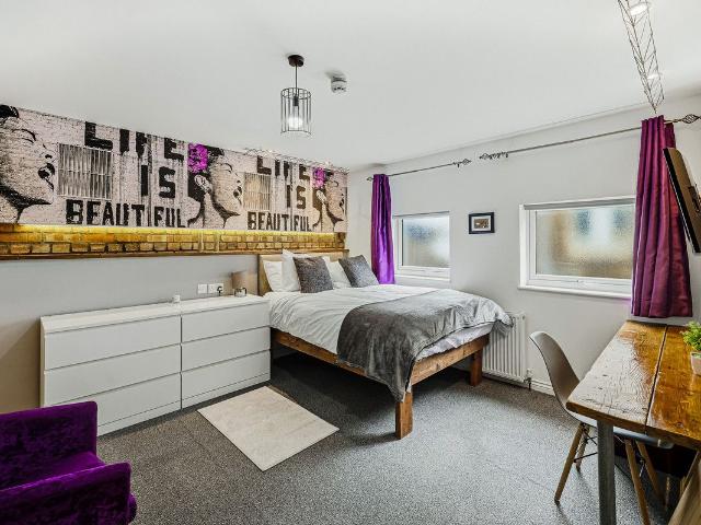 St. Johns Road, Westcliff On Sea SS0, Studio to rent, £1,200 pcm | PrimeLocation