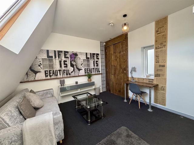 St. Johns Road, Westcliff On Sea SS0, 1 bed detached house to rent, £1,250 pcm | PrimeLocation