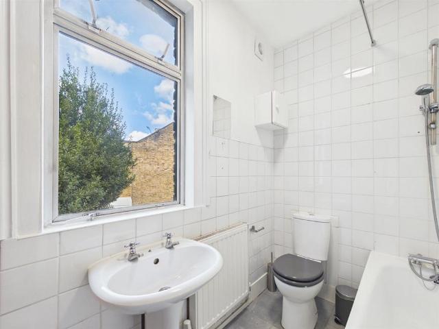 St Johns Road 3 bed flat to rent £2,200 pcm £508 pw