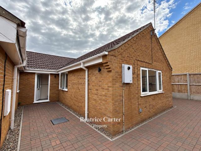 St. Johns Street, Bury St. Edmunds IP28 2 bed semi detached bungalow to rent £1,385 pcm £320 pw