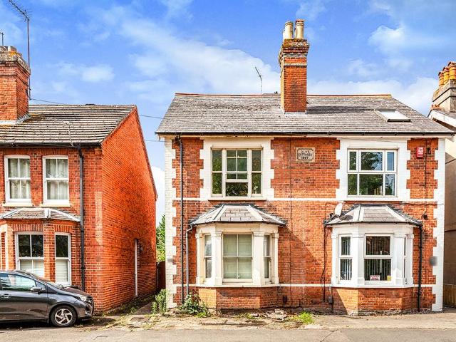 St. Judes Road, Egham TW20 5 bed semi detached house to rent £2,500 pcm £577 pw