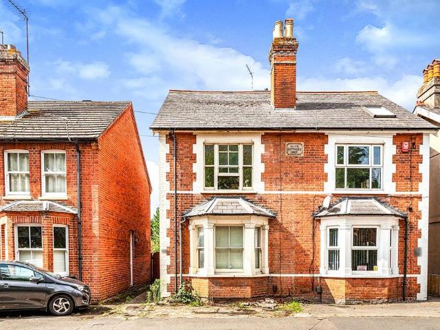 St. Judes Road, Egham TW20 5 bed semi detached house to rent £2,900 pcm £669 pw
