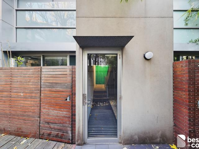 St Kilda Beach Lifestyle and Living at its Best Studio in the heart of Acland and Barkly