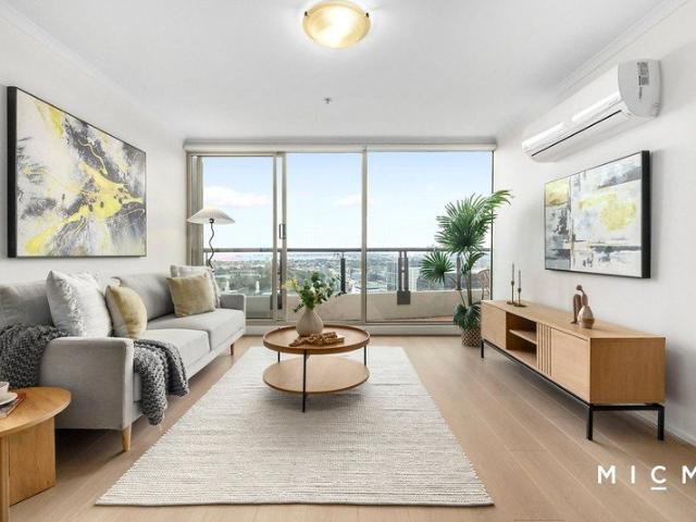 St Kilda Road Sanctuary with Wonderful Water Views and Work from Home Luxury