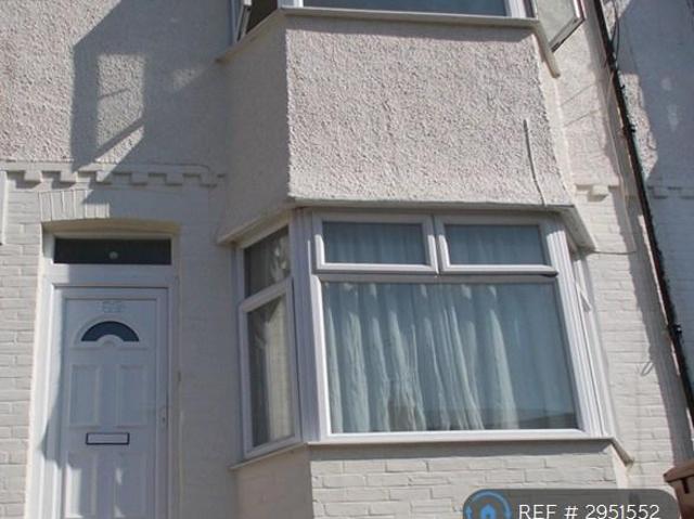 St Leonard Avenue, Chatham, Kent, ME4 3 bed terraced house to rent £1,320 pcm £305 pw