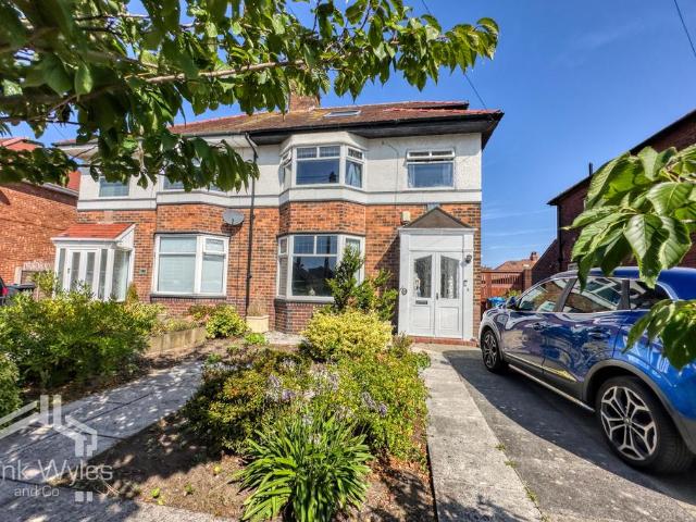 St. Leonards Road East, Lytham St. Annes 4 bed semi detached house to rent £1,250 pcm £288 pw