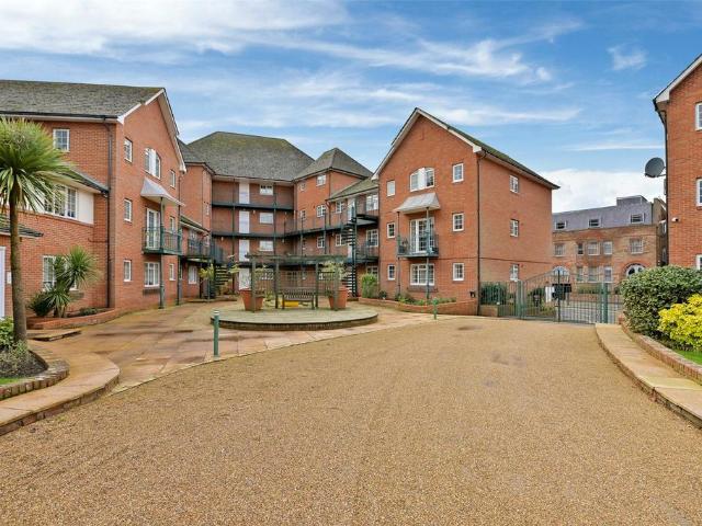 St. Leonards Road, Windsor. 1 bed apartment to rent £1,750 pcm £404 pw