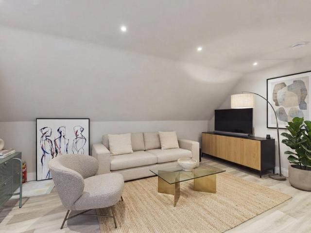 St. Leonards Road, Windsor. 2 bed flat to rent £2,150 pcm £496 pw