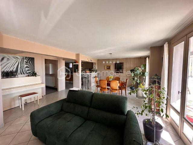 St Leger aux portes de Roanne, belle maison familiale 300m2 avec 5 chambres terrain 1864 m2 Piscine et Jacuzzi  dépendance 400m2
