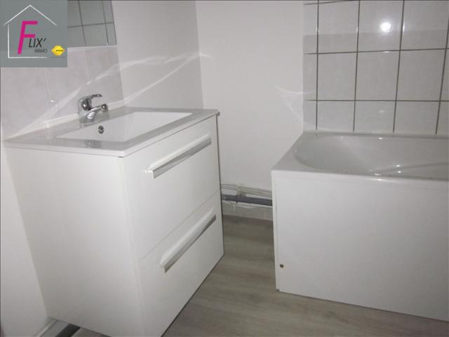 St Léger les Domart~Appartement 1er étage comprenant: une pièce de vie avec cuisine aménagée, salle.