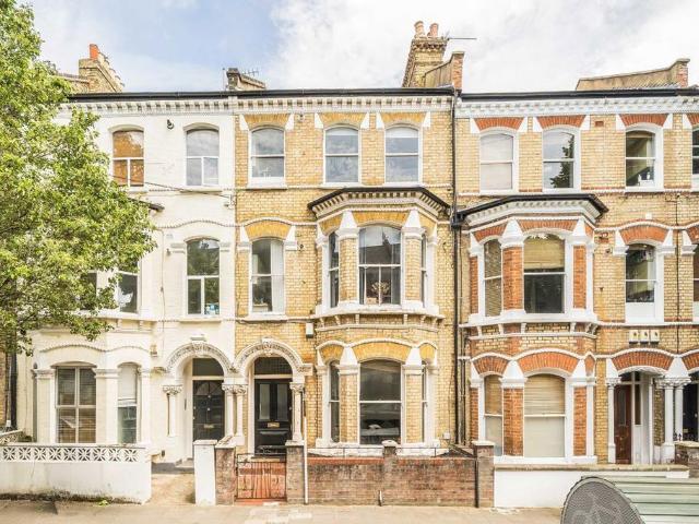 St. Luke's Avenue, London SW4 3 bed flat to rent £3,500 pcm £808 pw