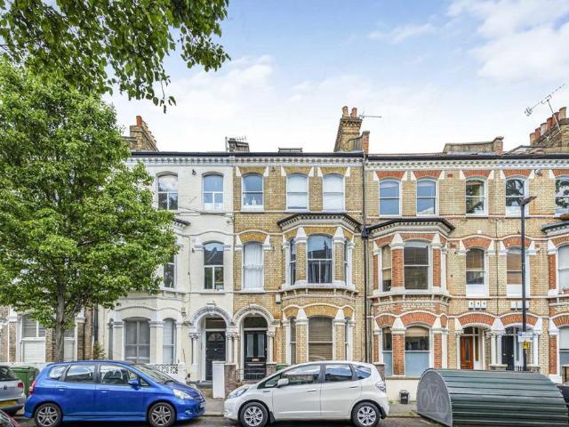 St. Luke's Avenue, London SW4 3 bed flat to rent £3,500 pcm £808 pw