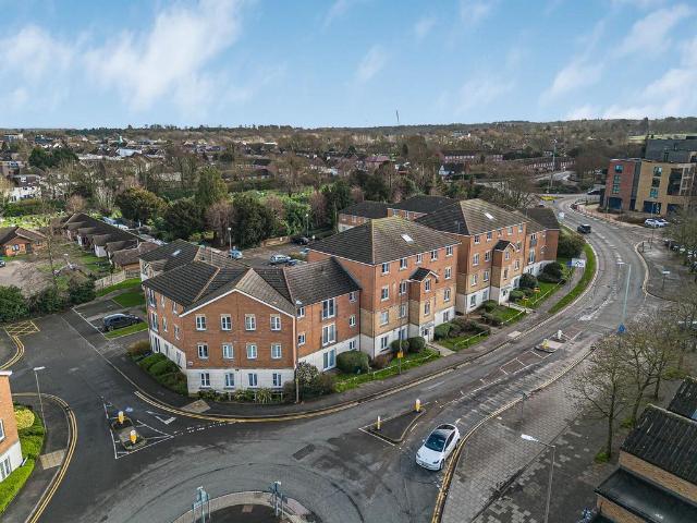St. Lukes Court, Hatfield, AL10 2 bed flat to rent £1,600 pcm £369 pw