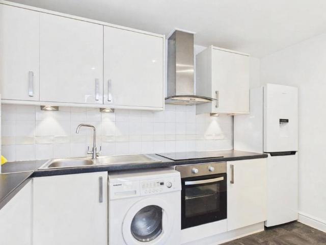 St. Lukes Road, Maidenhead. 2 bed flat to rent £1,495 pcm £345 pw