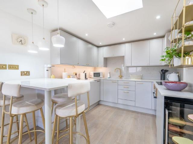 St Lukes Road, Westbourne Park. 1 bed flat to rent £3,684 pcm £850 pw