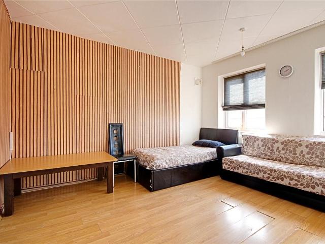 St. Martins Close, Enfield, EN1 1 bed semi detached house to rent £1,450 pcm £335 pw