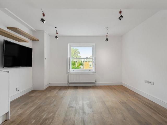St. Martins Court, London SW17 2 bed flat to rent £3,250 pcm £750 pw
