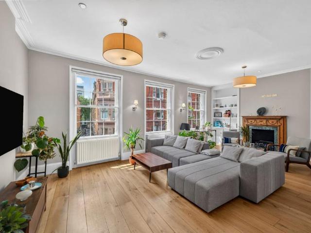 St. Martin's Lane, London WC2N 2 bed maisonette to rent £9,100 pcm £2,100 pw
