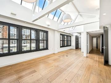 St Martins Lane, London, WC2N 2 bed penthouse to rent £6,500 pcm £1,500 pw