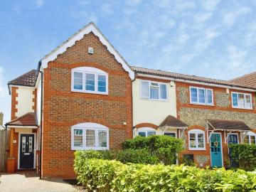 St Mary Court, St Albans, AL1 3 bed end of terrace house to rent £2,400 pcm £554 pw