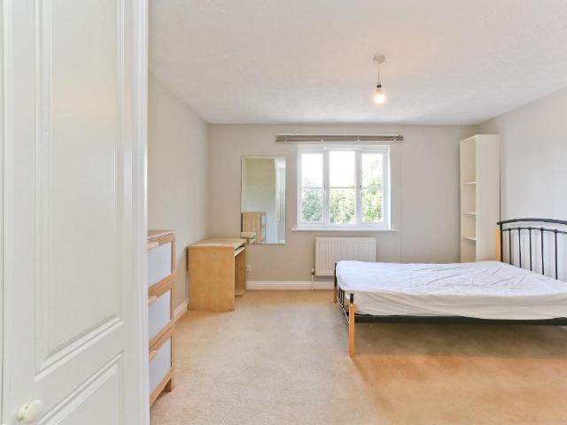 St Mary`s Way, Guildford GU2 4 bed terraced house to rent £2,950 pcm £681 pw