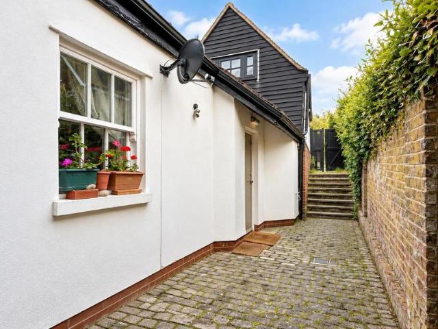 St Marys Terrace, High Street, Elstree 1 bed flat to rent £1,495 pcm £345 pw