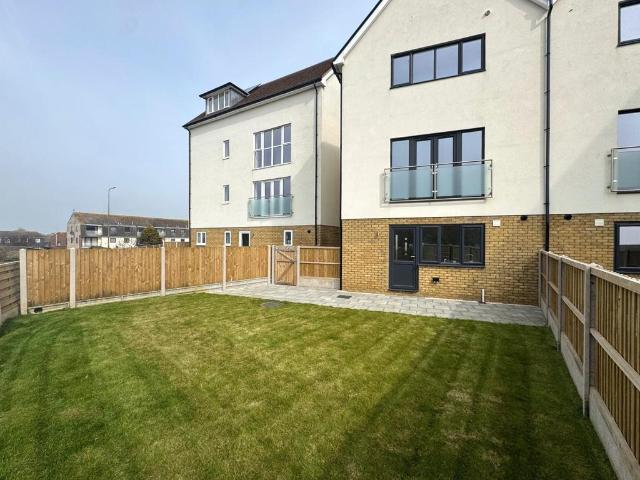 St. Marys Bay, Romney Marsh, TN29 3 bed semi detached house to rent £1,850 pcm £427 pw
