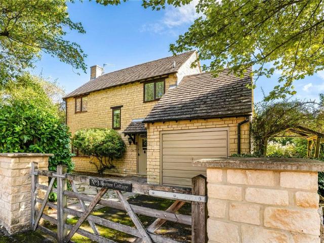 St. Marys Close, Lower Swell. 3 bed detached house to rent £2,200 pcm £508 pw