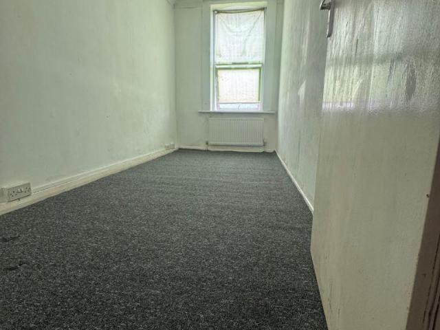 St. Marys Road, Strood ME2 4 bed flat to rent £1,300 pcm £300 pw