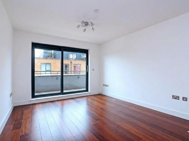 St. Mary's Road, Surbiton KT6 2 bed flat to rent £2,200 pcm £508 pw