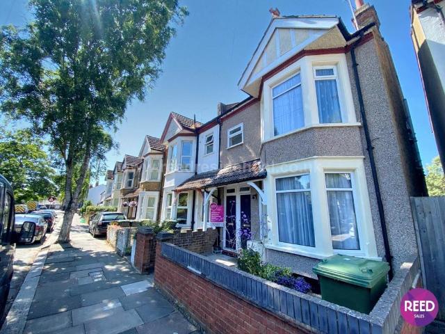 St Marys Road, Southend On Sea 2 bed flat to rent £1,300 pcm £300 pw