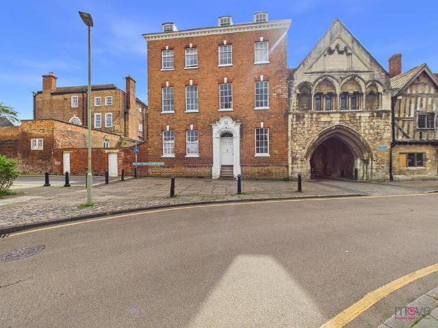 St. Marys Square, Gloucester GL1 1 bed in a house share to rent £625 pcm £144 pw
