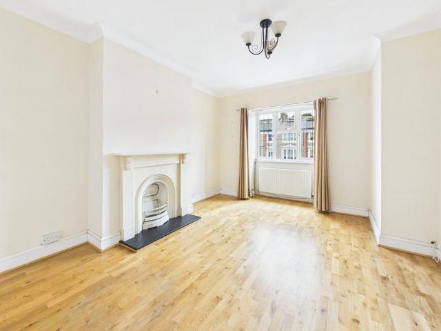 St Margarets Court, St Margarets 2 bed apartment to rent £2,400 pcm £554 pw