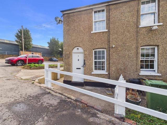 St. Margarets Road, Dartford DA4 2 bed end of terrace house to rent £1,450 pcm £335 pw