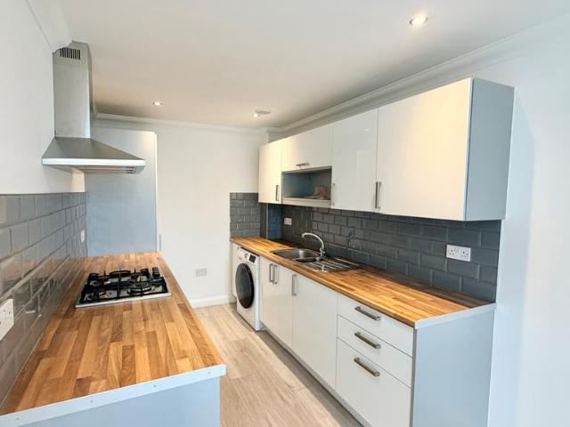St. Mark's Place, Dagenham, RM10 2 bed flat to rent £1,700 pcm £392 pw