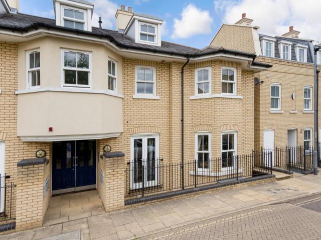 St. Matthews Gardens, Cambridge 2 bed flat to rent £1,600 pcm £369 pw