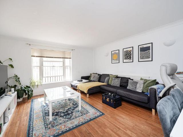St Matthews Row, Shoreditch, London, E2 2 bed house to rent £2,800 pcm £646 pw