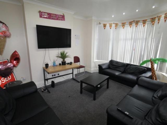 St. Michaels Villas, Leeds LS6 8 bed semi detached house to rent £542 pcm £125 pw