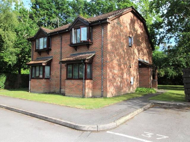 St. Michaels Close, Fleet, Hampshire GU51, 1 bed maisonette to rent, £1,200 pcm | PrimeLocation