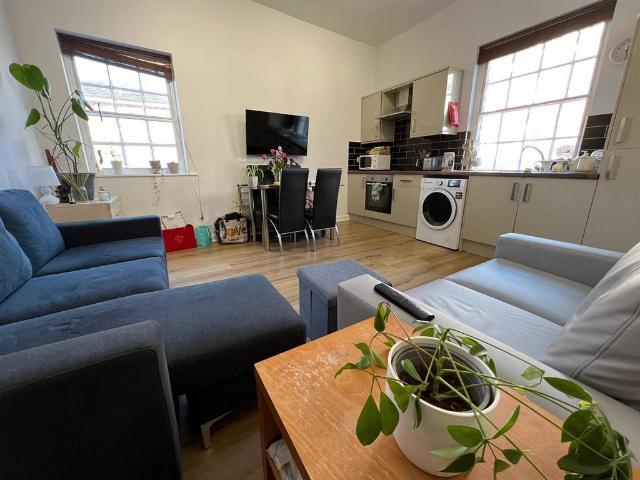 St. Michaels Road, Headingley, Leeds. 4 bed semi detached house to rent £2,184 pcm £504 pw