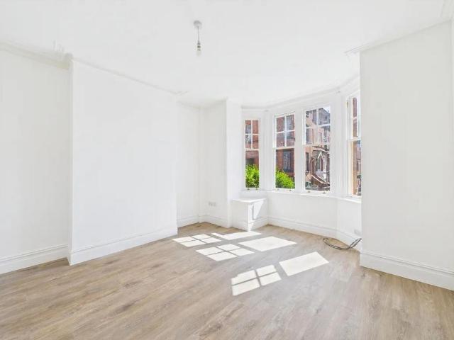 St. Michaels Square, Gloucester GL1 6 bed terraced house to rent £3,600 pcm £831 pw