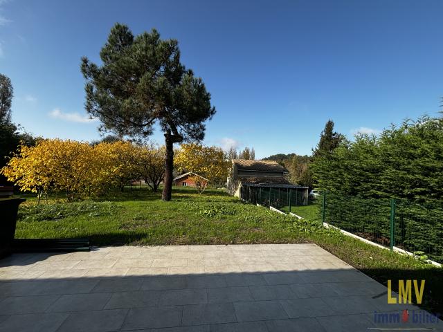 ST MICHEL DE MONTAIGNE: maison mitoyenne T3 avec jardin