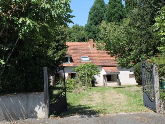 St Palais Maison spacieuse sur 1612 m2 dans le village