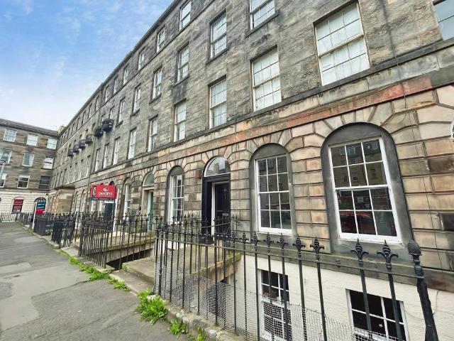 St Patrick Square, Edinburgh, EH8 4 bed flat to rent £2,960 pcm £683 pw