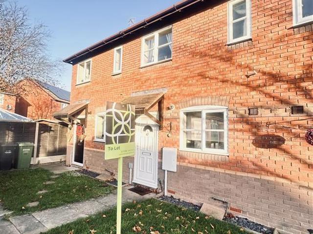 St. Patricks Close, Evesham 2 bed terraced house to rent £950 pcm £219 pw