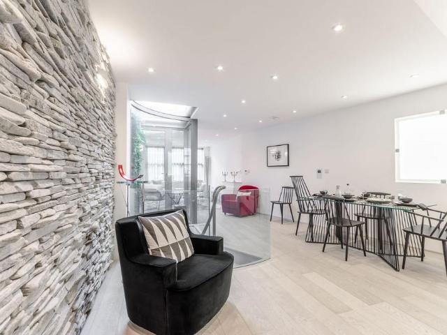 St Paul Street, Islington, London, N1 2 bed semi detached house to rent £4,000 pcm £923 pw